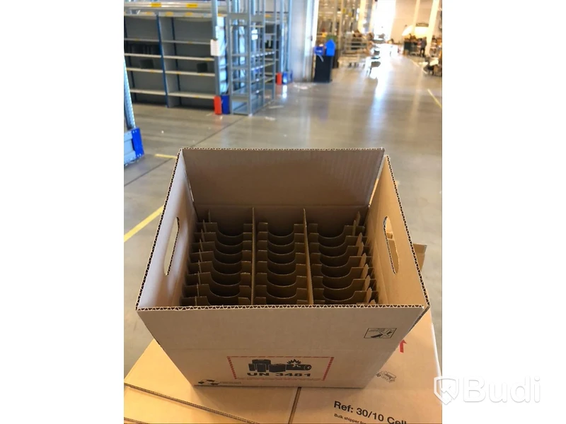 4 buntar med ca 20 wellådor i varje + 5 lådor med medföljande “30 Cell Shipper”